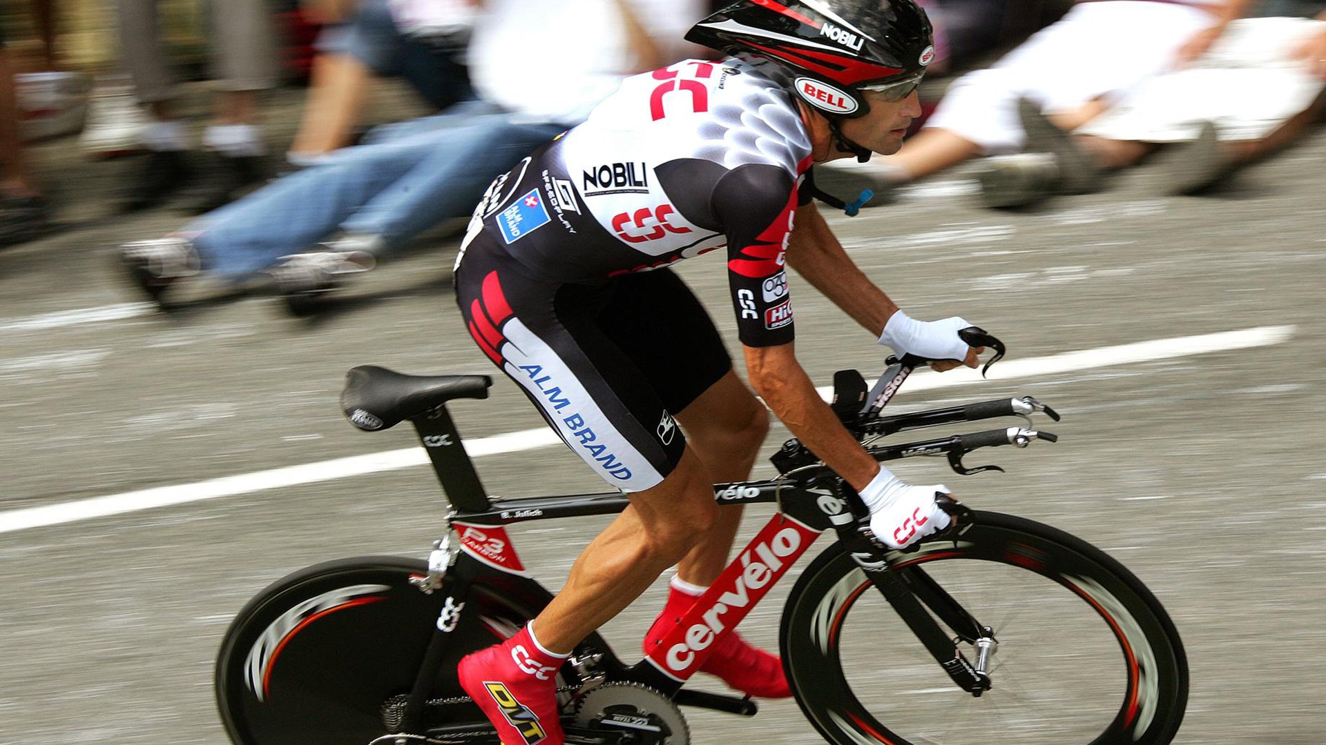 梅西第七次捧起金球奖 刷新历史纪录再创传奇